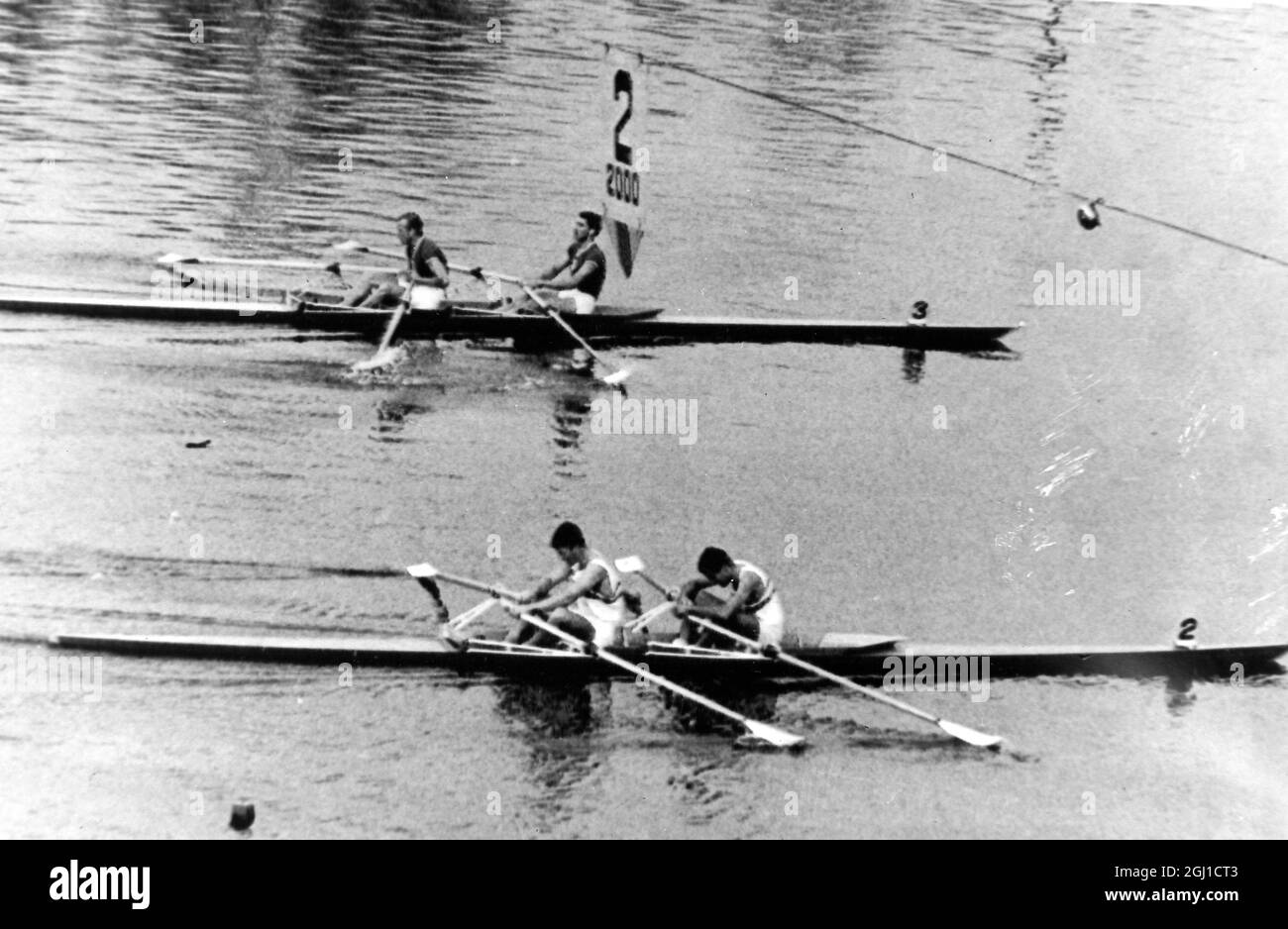 JEUX OLYMPIQUES, JEUX OLYMPIQUES DE SPORT - LA XVIII 18E OLYMPIADE À TOKYO, JAPON - JEUX OLYMPIQUES D'AVIRON GB COOKE & WEBB RESTE APRÈS AVOIR PERDU LE DOUBLE CHABOLIT ; 13 OCTOBRE 1964 Banque D'Images