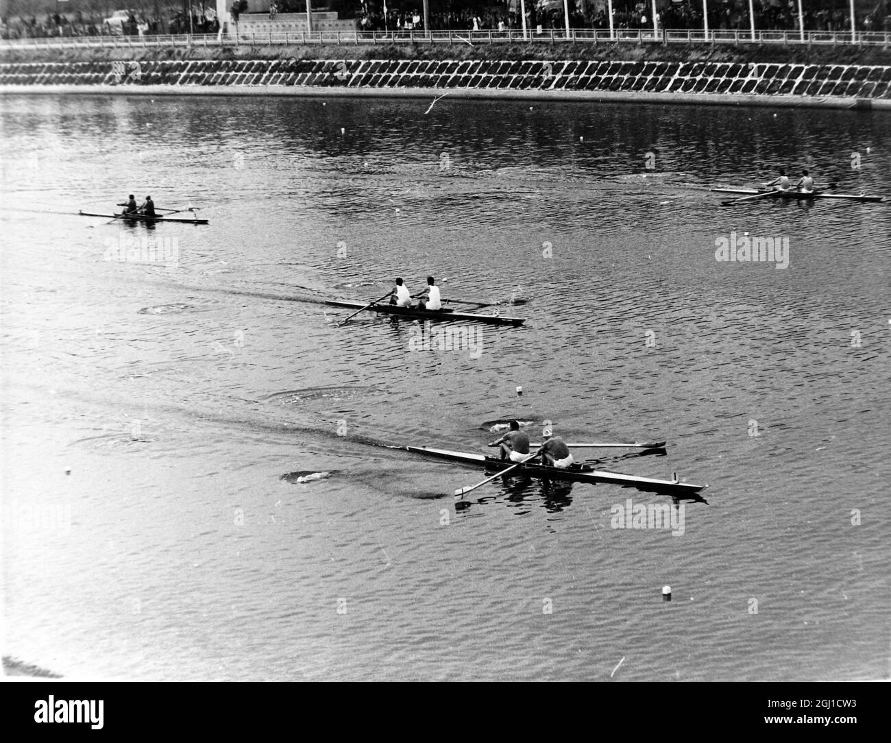 JEUX OLYMPIQUES, JEUX OLYMPIQUES DE SPORT - LA XVIII 18E OLYMPIADE À TOKYO, JAPON - JEUX OLYMPIQUES D'AVIRON COXLESS DEUX ÉPREUVES AVANT LA LIGNE D'ARRIVÉE ; 13 OCTOBRE 1964 Banque D'Images