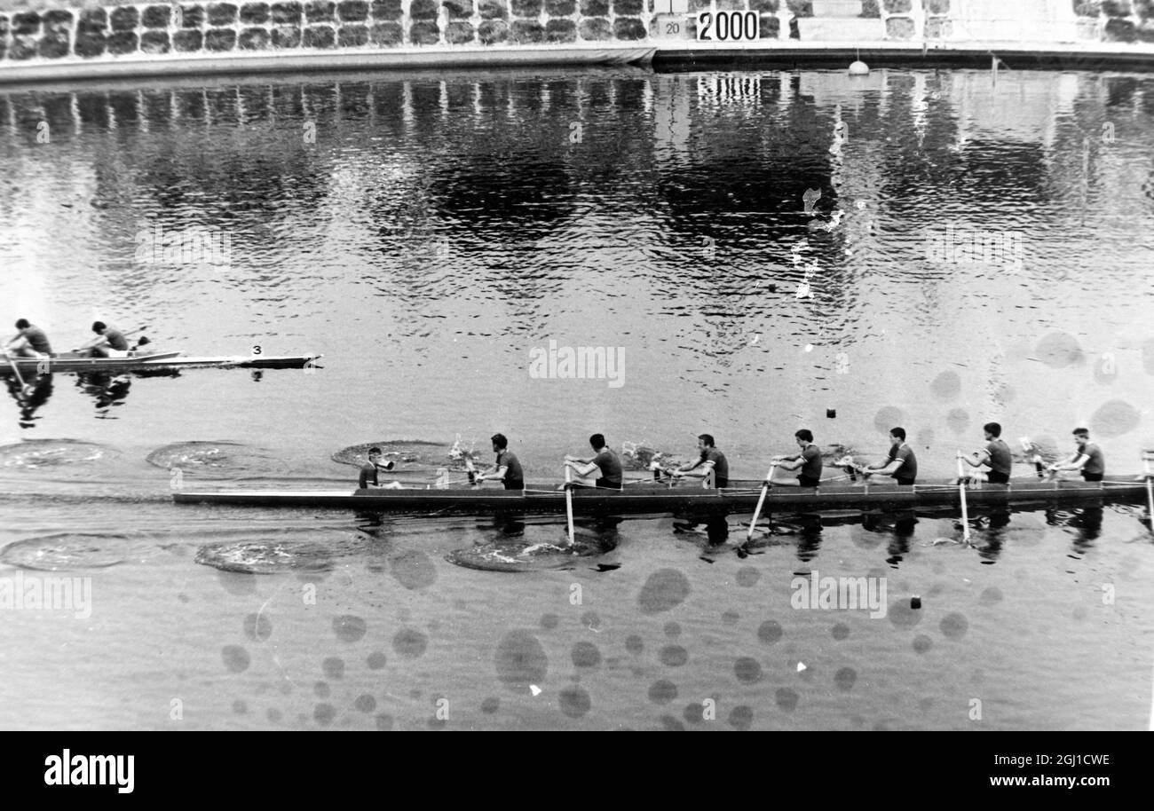 JEUX OLYMPIQUES, JEUX OLYMPIQUES DE SPORT - LA XVIII 18E OLYMPIADE À TOKYO, JAPON - JEUX OLYMPIQUES D'AVIRON SOVIET HUIT COMME DÉFAIT FRANÇAIS ; 14 OCTOBRE 1964 Banque D'Images