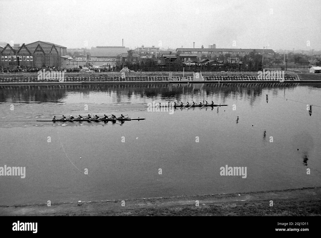 JEUX OLYMPIQUES, JEUX OLYMPIQUES DE SPORT - LA XVIII 18E OLYMPIADE À TOKYO, JAPON - JEUX OLYMPIQUES D'AVIRON EN ITALIEN HUIT ET FRANÇAIS HUIT EN ÉCHAUFFE ; 14 OCTOBRE 1964 Banque D'Images