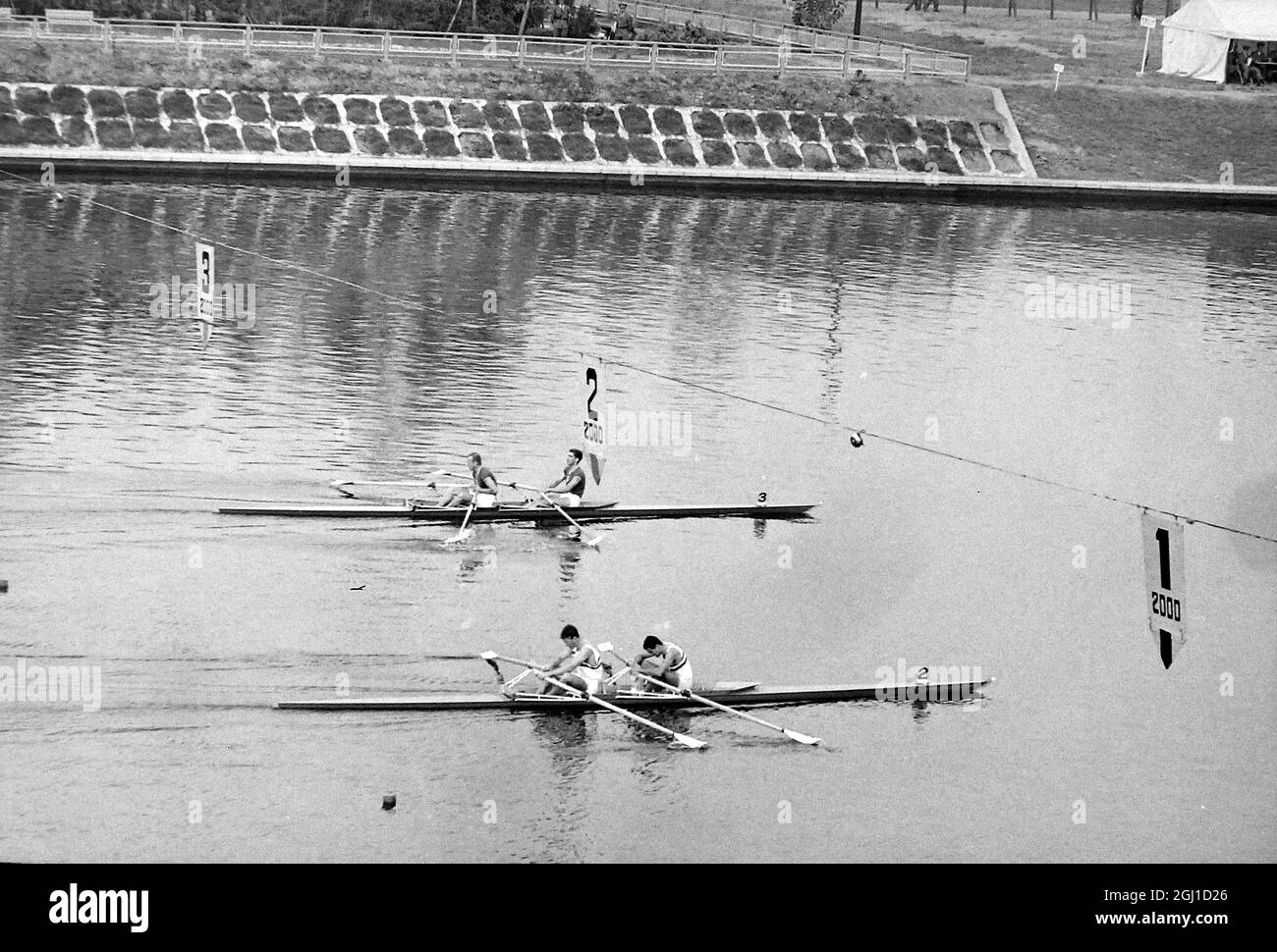 JEUX OLYMPIQUES, JEUX OLYMPIQUES DE SPORT - LA XVIII 18E OLYMPIADE À TOKYO, JAPON - JEUX OLYMPIQUES D'AVIRON GB COOKE & WEBB REPOS APRÈS AVOIR PERDU LA CHALEUR TROIS ; 14 OCTOBRE 1964 Banque D'Images