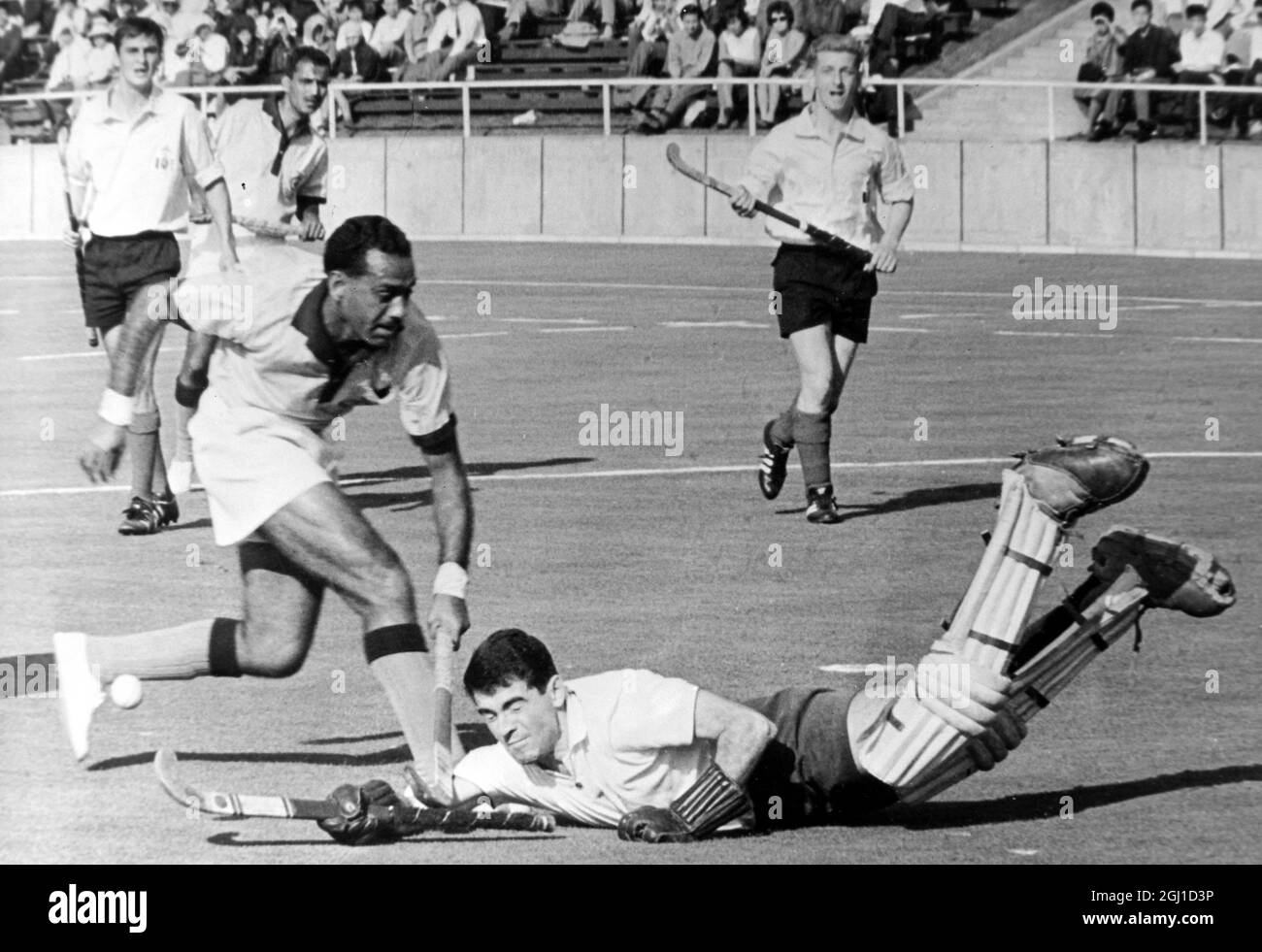 JEUX OLYMPIQUES, JEUX OLYMPIQUES DE SPORT - LA XVIII E OLYMPIADE À TOKYO, JAPON - JEUX OLYMPIQUES DE HOCKEY BELGIQUE V INDE BUISSET BLOC ATTAQUE KAVSHK ; 14 OCTOBRE 1964 Banque D'Images