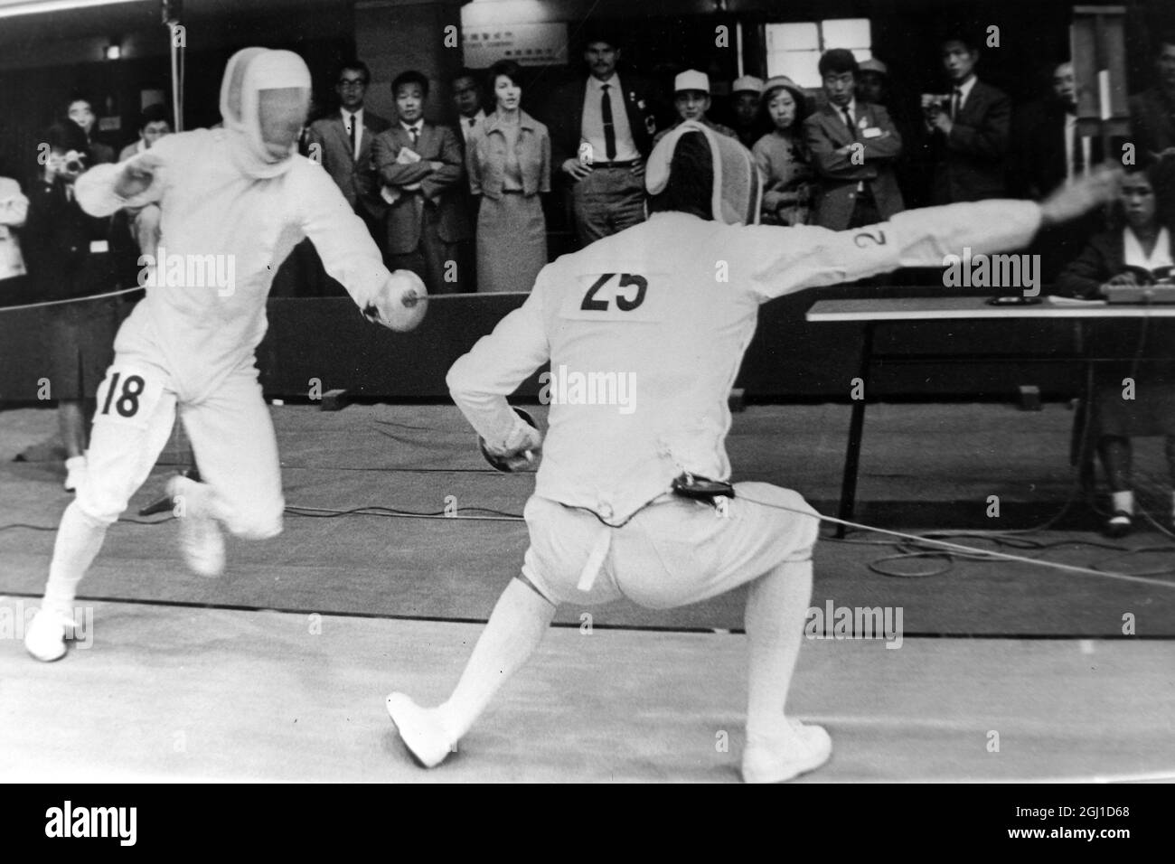 JEUX OLYMPIQUES, JEUX OLYMPIQUES DE SPORT - LA XVIII 18E OLYMPIADE À TOKYO, JAPON - OLYMPIQUES DE PENTATHLON FINNIS UK FINAL TOUCH V TOROK HUNGARY ESCRIME ; 15 OCTOBRE 1964 Banque D'Images