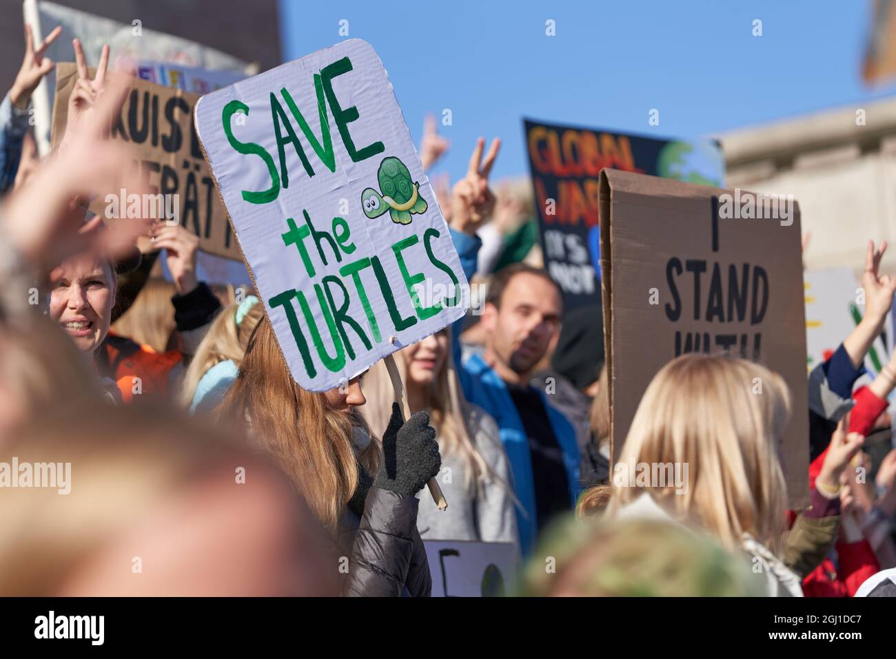 Helsinki, Finlande - 27 septembre 2019 : une femme porte le panneau Save the Turtles le vendredi pour l'avenir et grève scolaire pour le climat. Élèves a Banque D'Images