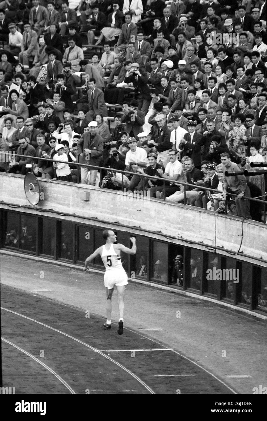 JEUX OLYMPIQUES, JEUX OLYMPIQUES DE SPORT - LA XVIII 18E OLYMPIADE À TOKYO, JAPON - JEUX OLYMPIQUES DE MARCHE UKS MATTHEWS APPROCHE DE LA LIGNE D'ARRIVÉE ; 16 OCTOBRE 1964 Banque D'Images