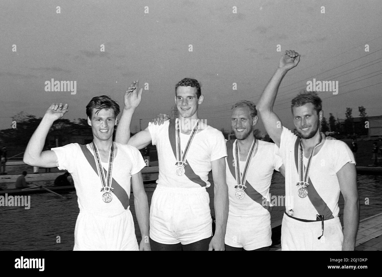 OLYMPIQUES, JEUX OLYMPIQUES DE SPORT - LA XVIII 18E OLYMPIADE À TOKYO, JAPON - JEUX OLYMPIQUES D'AVIRON ÉQUIPE DANOISE AVEC DES MÉDAILLES D'OR POUR COXLESS FOUR ; 17 OCTOBRE 1964 Banque D'Images