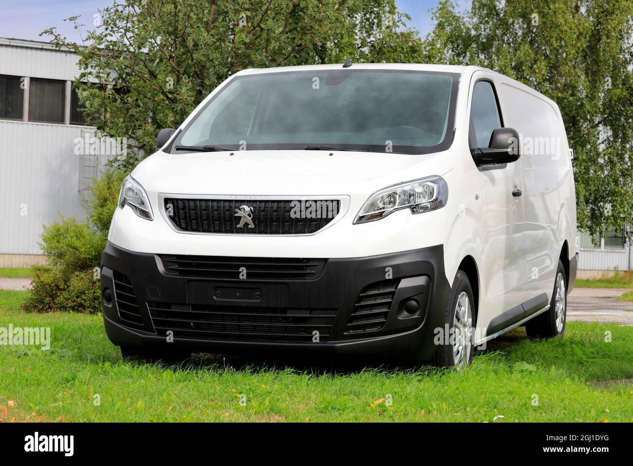 Nouvelle camionnette Peugeot Expert blanche garée sur l'herbe par un beau jour d'été. Salo, Finlande. 15 août 2021. Banque D'Images