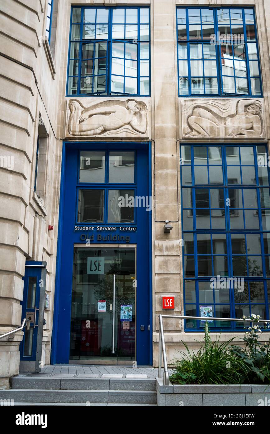 Student Services Center avec Bas relief, 1933 par ES Frith qui représente diverses nuances de pensée, Old Building, London School of Economics, LSE, L. Banque D'Images