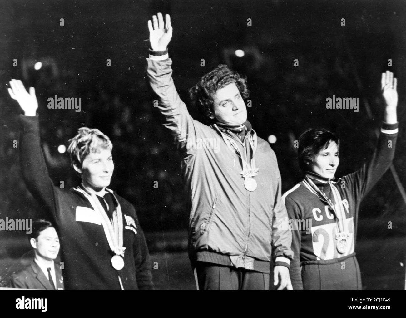 JEUX OLYMPIQUES, JEUX OLYMPIQUES DE SPORT - LA XVIII 18E OLYMPIADE À TOKYO, JAPON - ÉVÉNEMENTS SUR LE TERRAIN LES GAGNANTS DES JEUX OLYMPIQUES DE PENTATHLON LÈVENT DES CÉRÉMONIES DE REMISE DES ARMES ; 20 OCTOBRE 1964 Banque D'Images