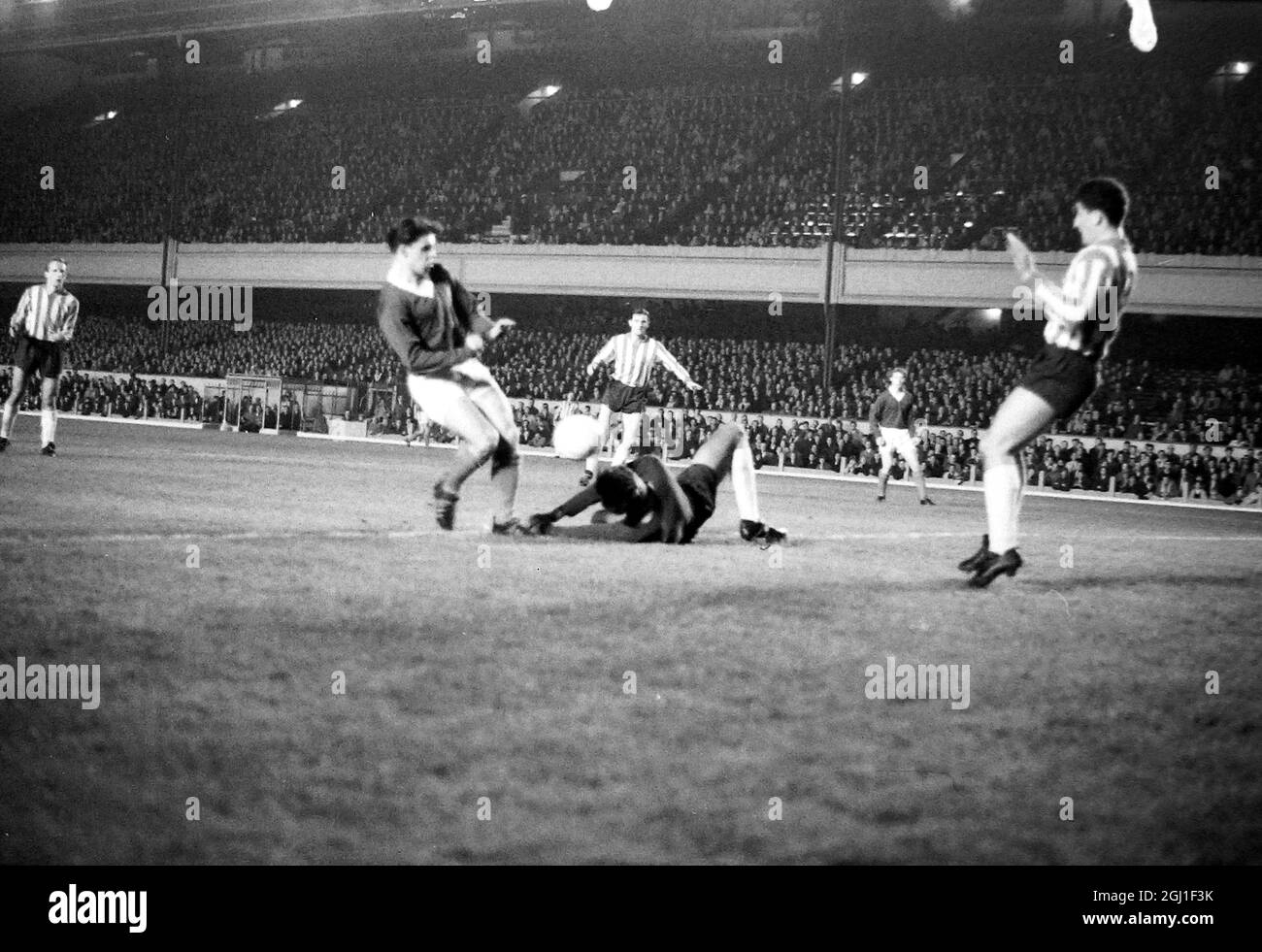 COUPE DES CHAMPIONS EUROPÉENS DE FOOTBALL RANGERS V RED STAR DUJKOVIC EN ACTION ; 4 NOVEMBRE 1964 Banque D'Images