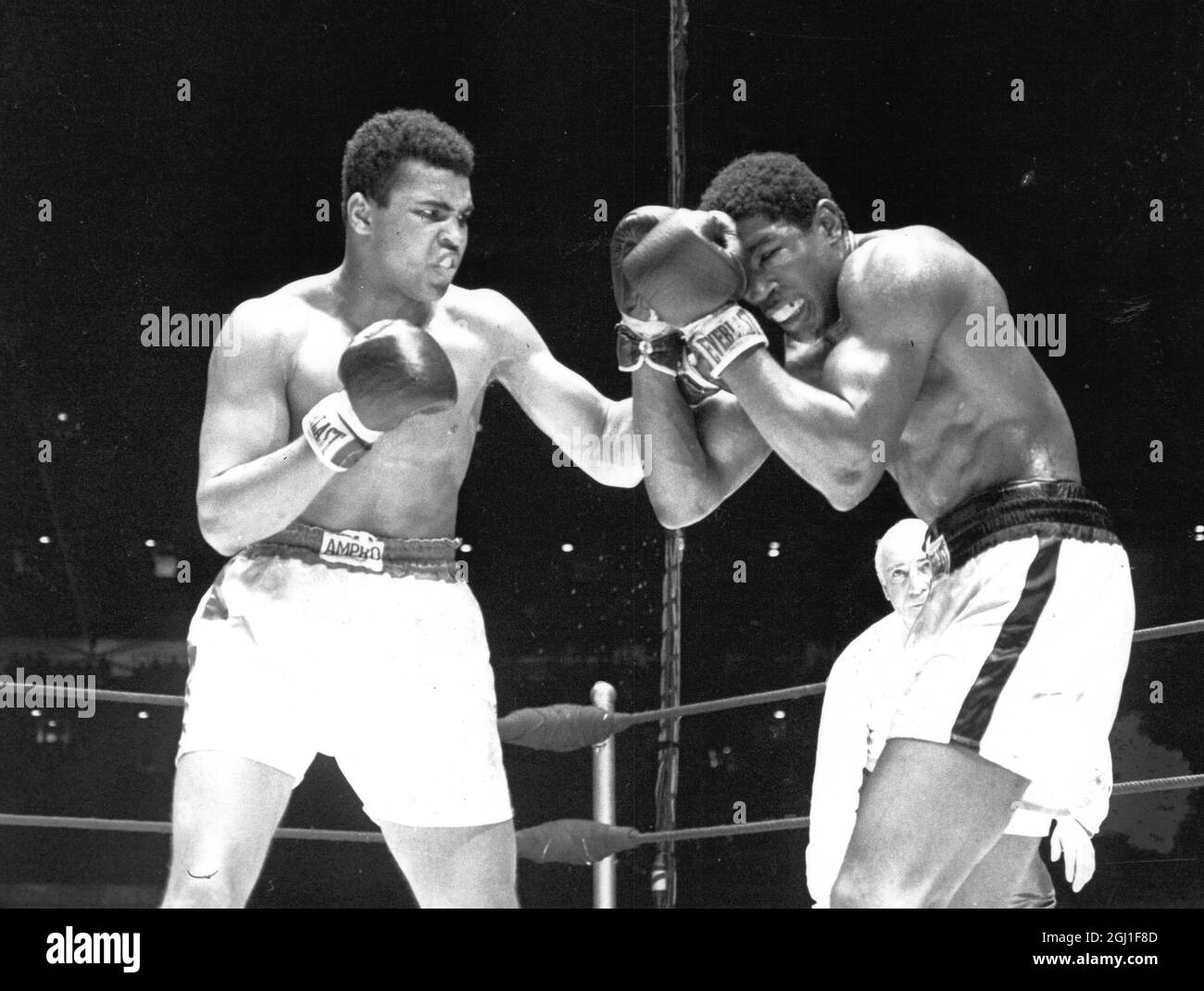 (Muhammad Ali) Cassius Clay boxeur américain dans l'anneau avec Ernie Terrell 1967 Banque D'Images