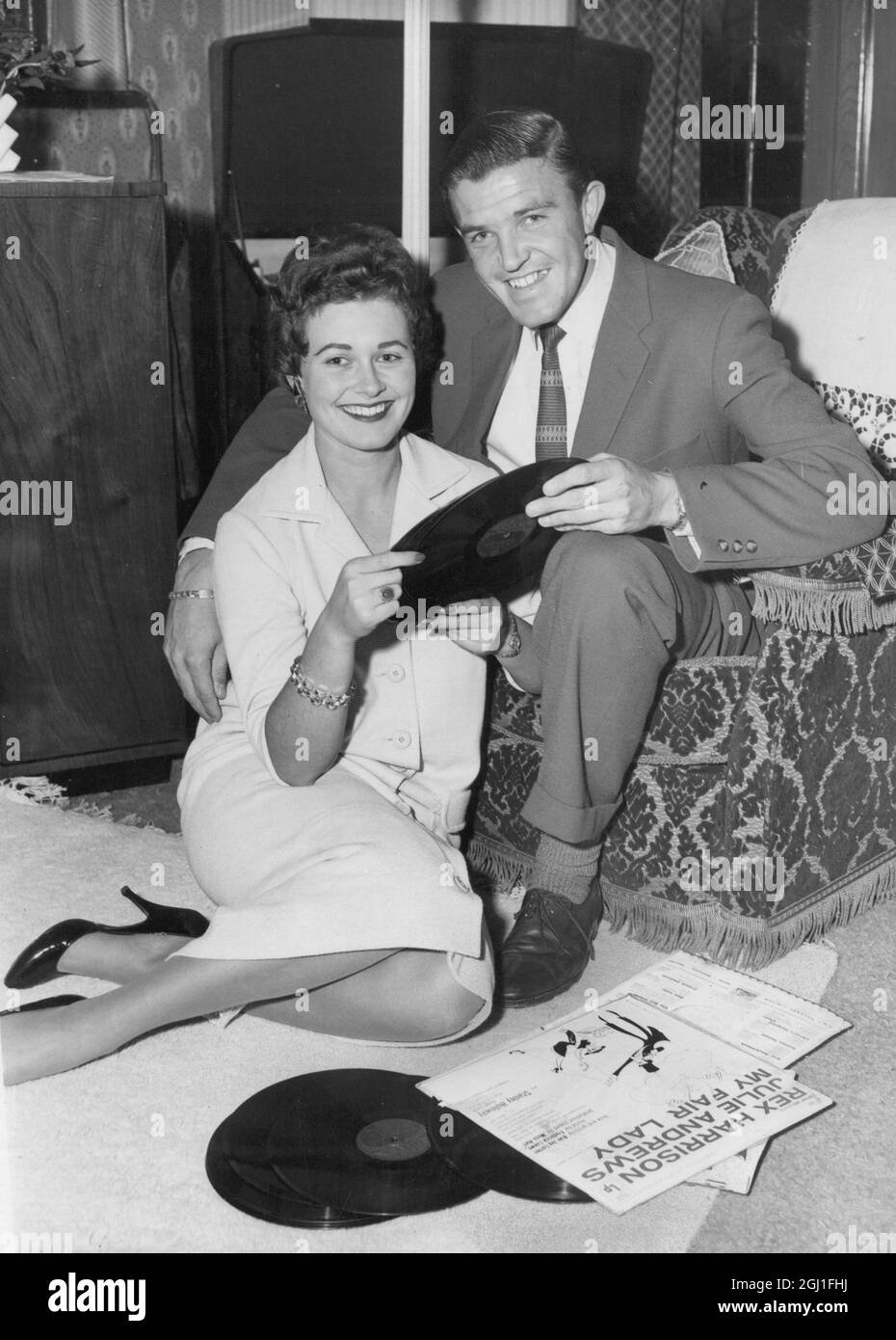 Roger Becker à son domicile d'Addiscombe Surrey avec sa fiancée Shirley Malkin 1958 Banque D'Images