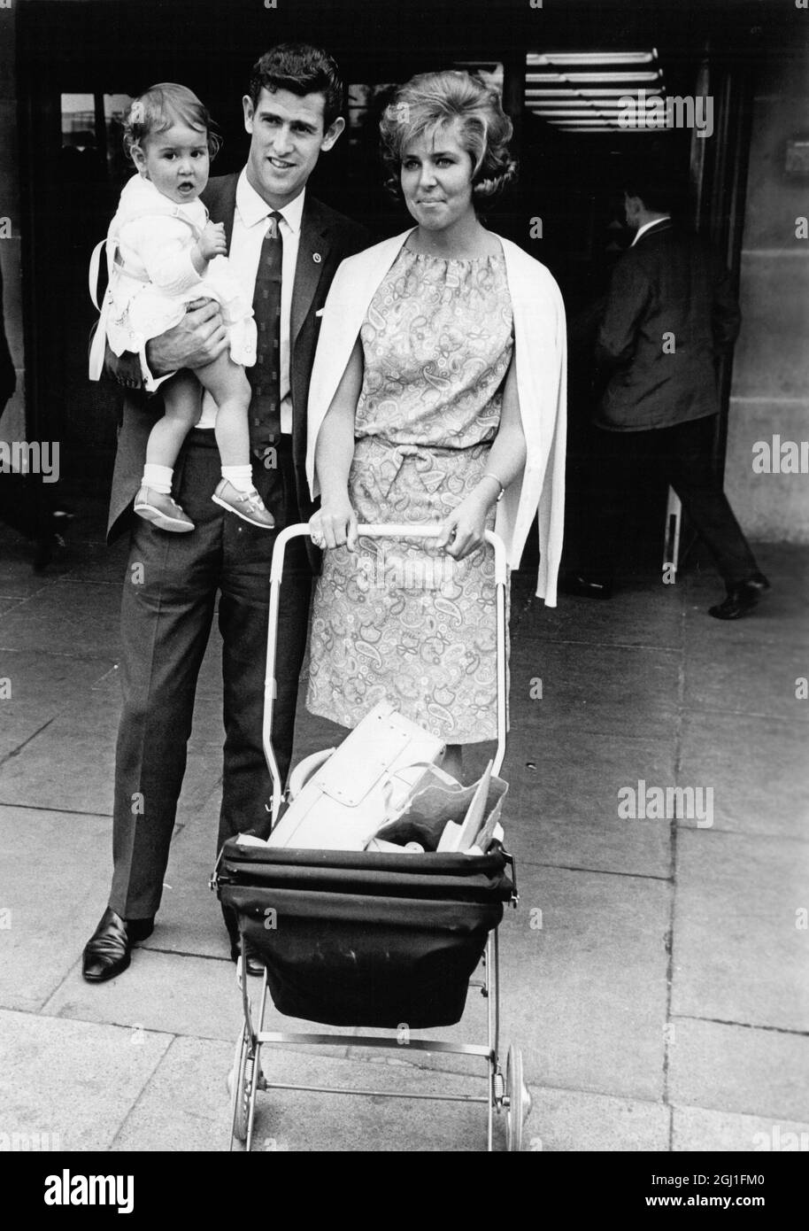 Le gardien de but de Chelsea Peter Bonetti est photographié avec sa femme Frances et sa fille de 15 mois Suzanne après son retour de Poloand aujourd'hui , après le match Angleterre contre Pologne hier soir . 6 juillet 1966 Banque D'Images