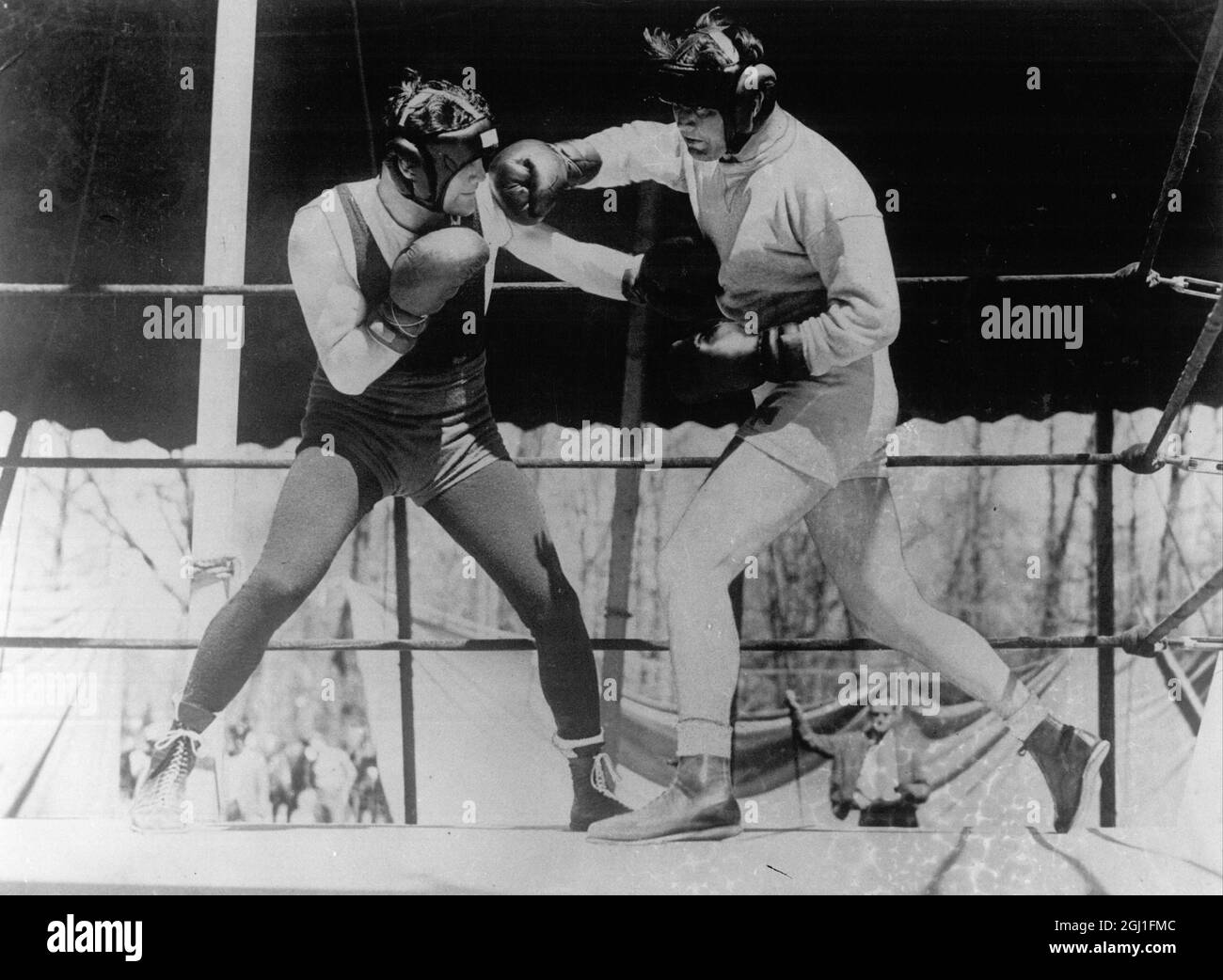 Jim Braddock, le champion mondial de boxe Heavyweight , s'entraîner à Grand Beach, Michigan, pour défendre le titre contre Joe Louis à Chicago le mois suivant . Sur la gauche se trouve Jack McCarthy . Mai 1937 Banque D'Images