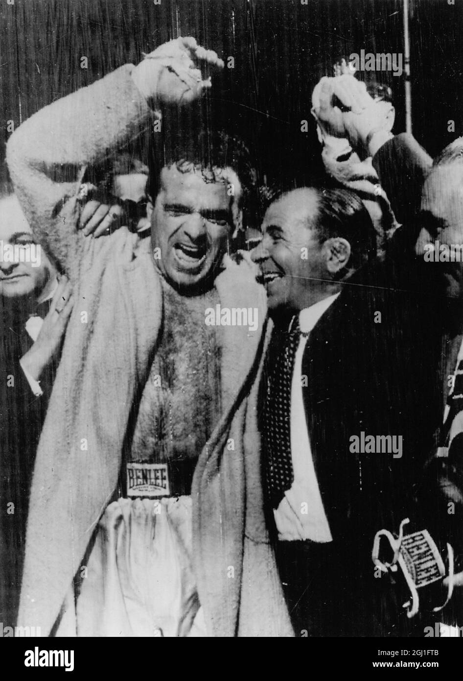 Marcel Cerdan de France a été félicité par son frère Vincent après qu'il est devenu champion du monde de poids moyen lorsqu'il a battu Tony Zale , par un knockout technique à la fin du 11e tour , à Jersey City . 22 septembre 1948 Banque D'Images