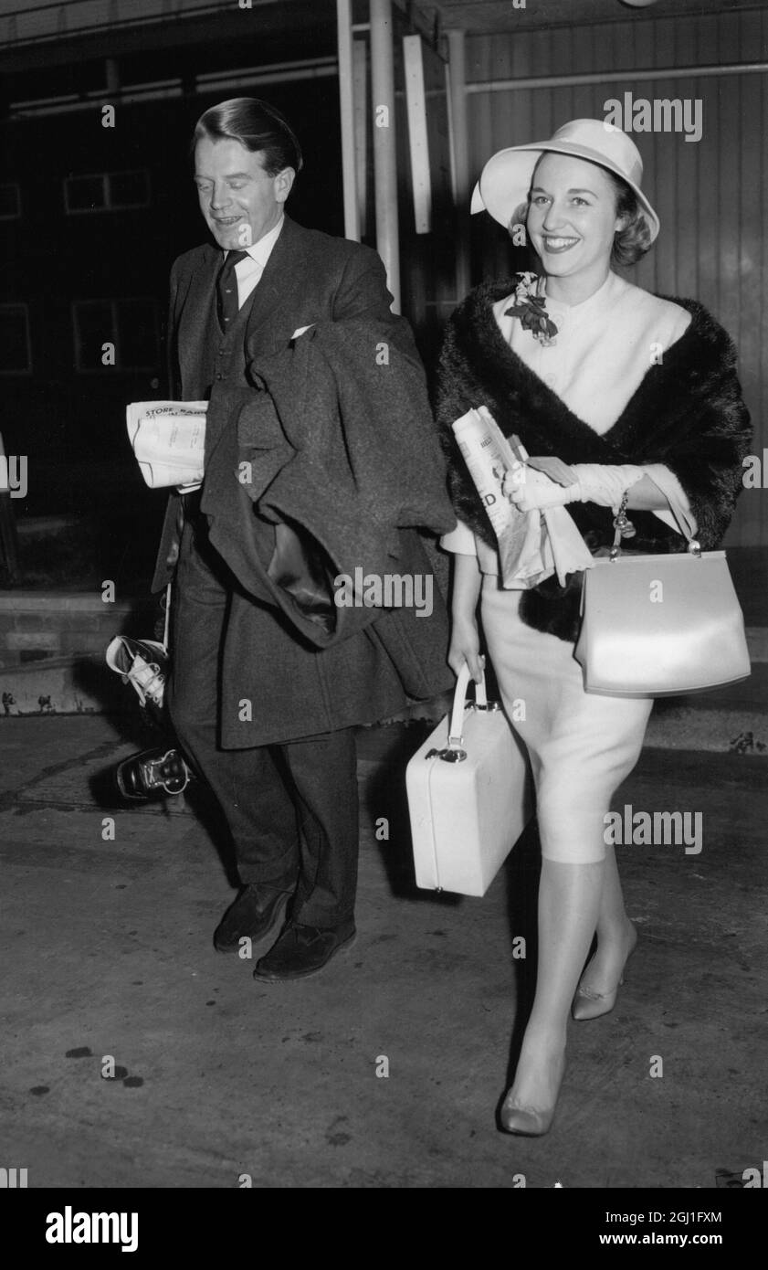 Chris Chataway , athlète olympique et journaliste à la télévision de 27 ans , et sa mariée à l'aéroport de Londres, alors qu'ils étaient sur le point de monter dans un avion pour une lune de miel en Suisse . 20 février 1959 Banque D'Images
