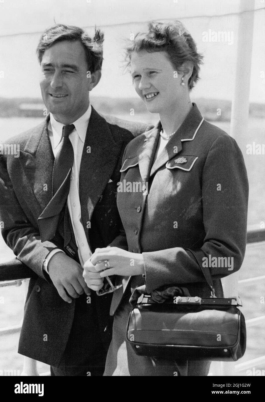 Denis Compton avec sa femme sur le pont du paquebot Union Castle 30 juillet 1953 Banque D'Images