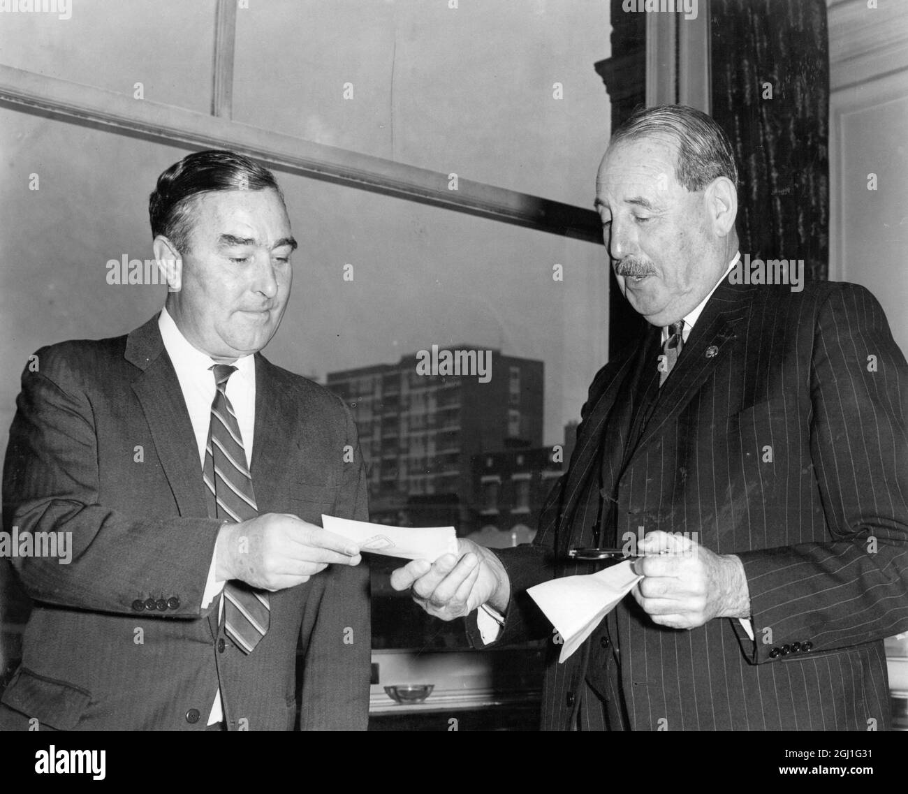 Denis Compton présente un chèque à Sir Oliver Leese le 18 novembre 1965 Banque D'Images