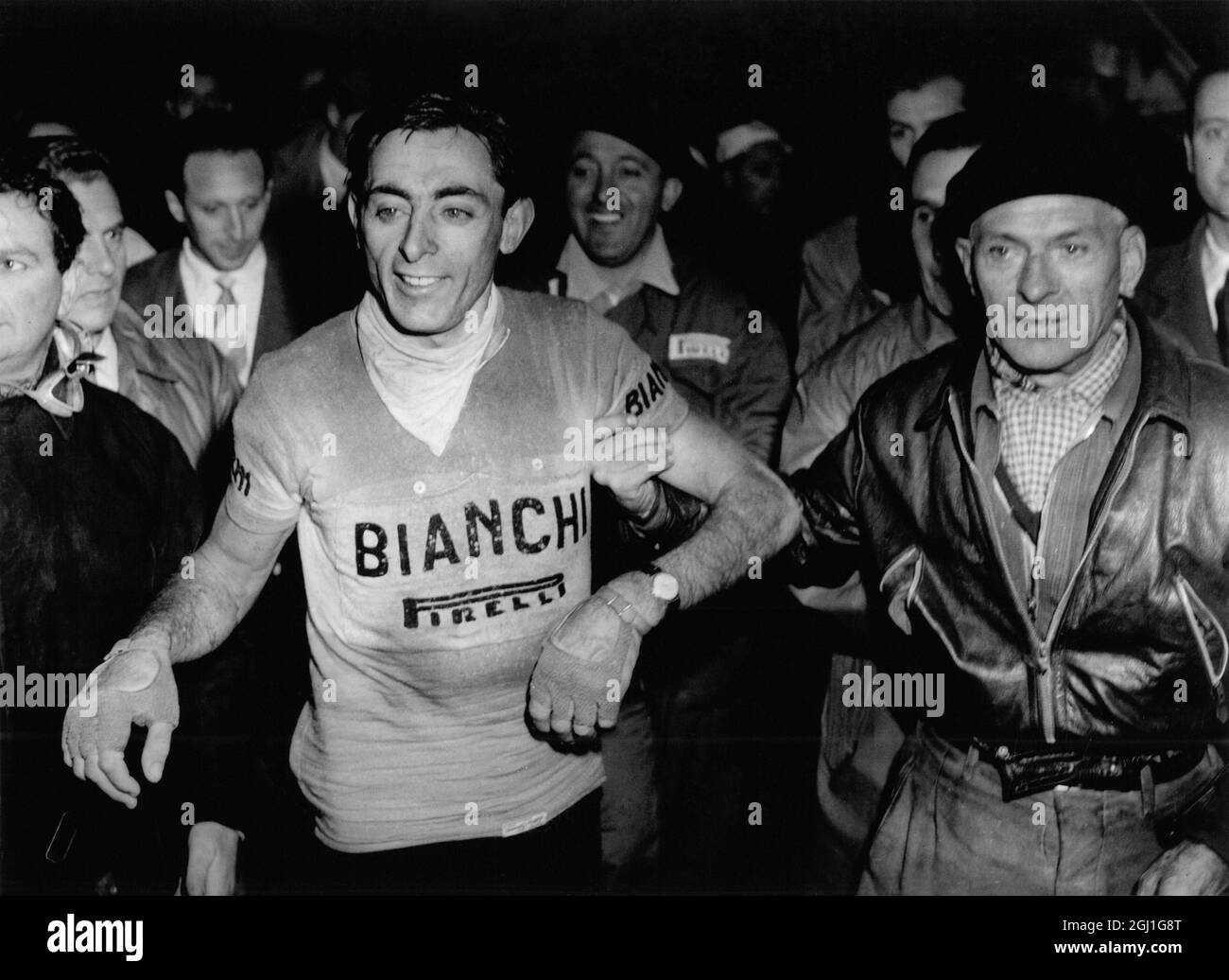 Angelo Fausto Coppi arrive avant de gagner le 222 km de vélo Tour de Lombardie par lequel il a couvert la distance en 5 heures 51 minutes et 33 secondes . 31 octobre 1954 Banque D'Images