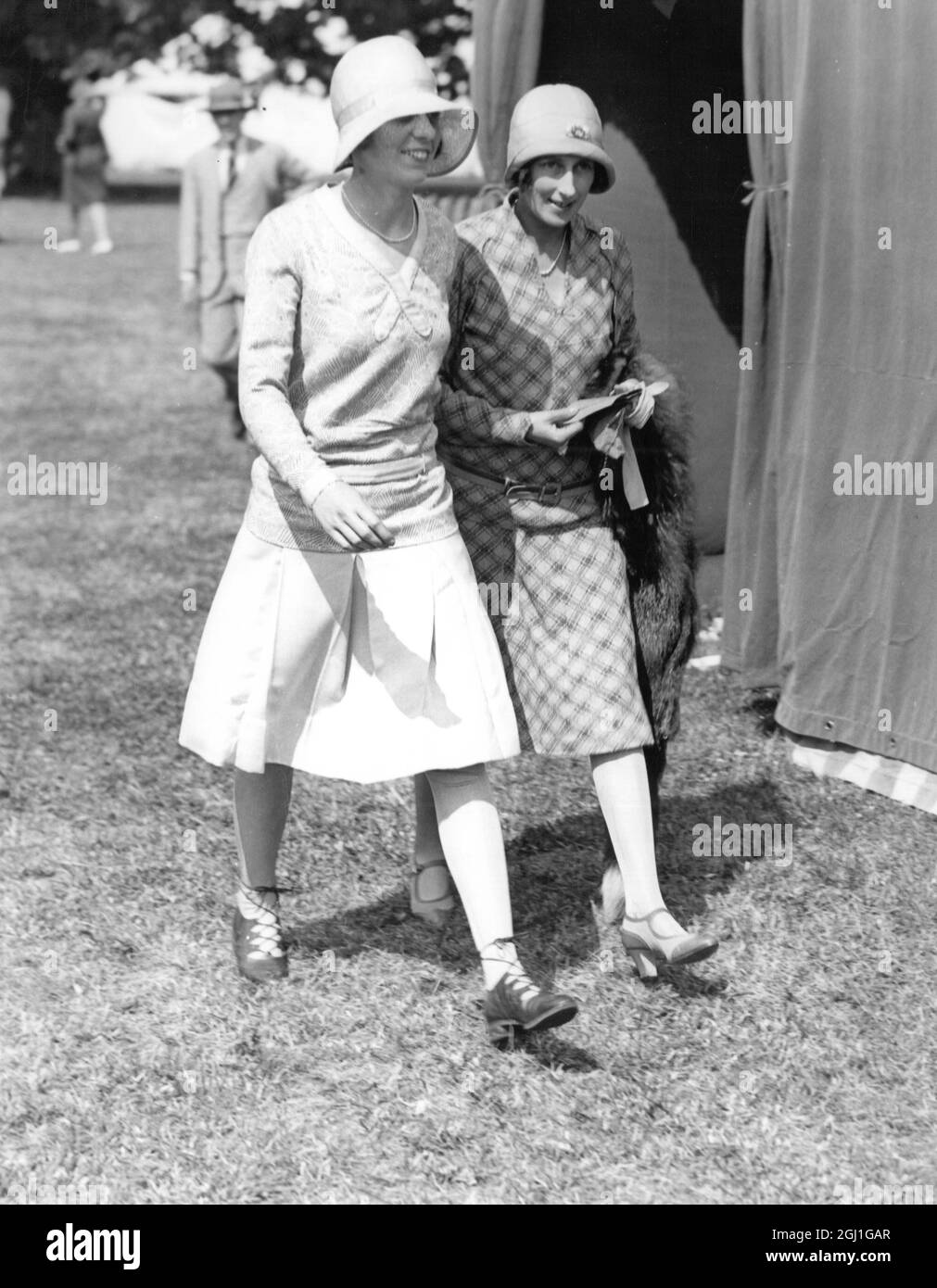 Tournoi de polo de la semaine Goodwood à Cowdray Park l'honorable Angela Pearson (à droite) 1929 l'honorable Angela Pearson est née le 27 février 1910. Elle était la fille de Weetman Harold Miller Pearson, 2e vicomte Cowdray et Agnes Beryl Spencer-Churchill. Banque D'Images