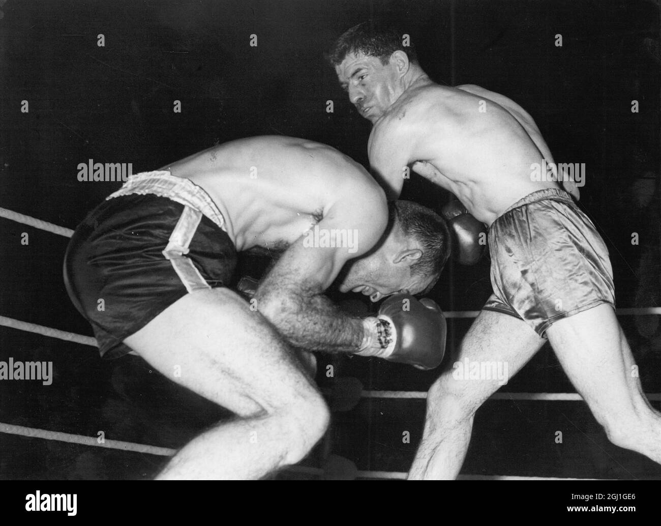 Brian Curvis boxer de Swansea, pays de Galles contre Guy Sumlin (Etats-Unis), qui s'est dérogé du coup de poing gauche à l'Empire Pool Wembley Londres avril 1962 Banque D'Images