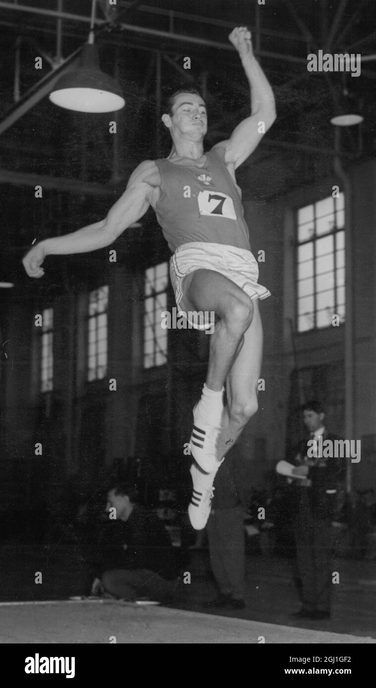 Lynn Davies - long saut - AAA Indoor Championships à la RAF Cosford près de Wolverhampton - 27 février 1966 Banque D'Images