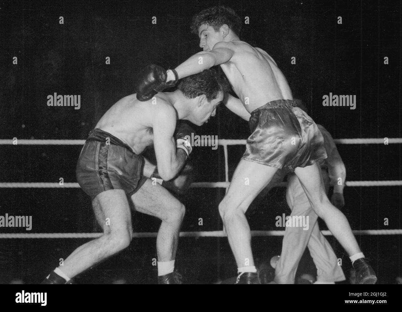 Dai Dower - champion de boxe - vu ici avec l'Italie Nazzareno Giannelli (à gauche) - Earls court à Londres - 8 mars 1956 Banque D'Images