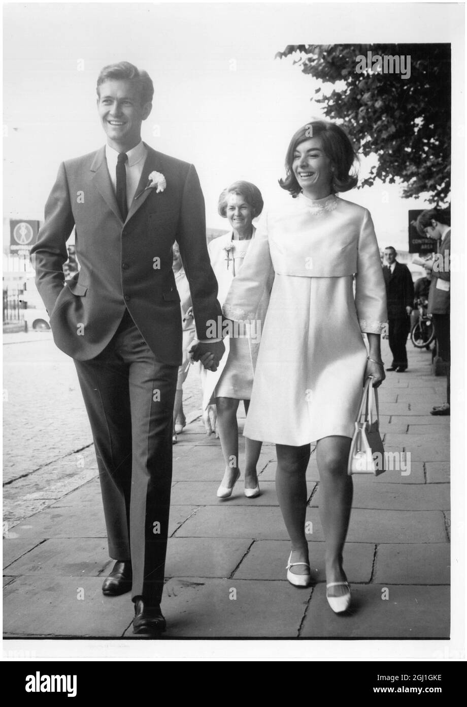 Cliff Drysdale , la star de la coupe Davis sud-africaine , âgée de 26 ans , a épousé la star de tennis sud-africaine Jean Forbes au bureau d'enregistrement de Paddington le 6 juillet 1967 la mariée et le marié après la cérémonie . Banque D'Images