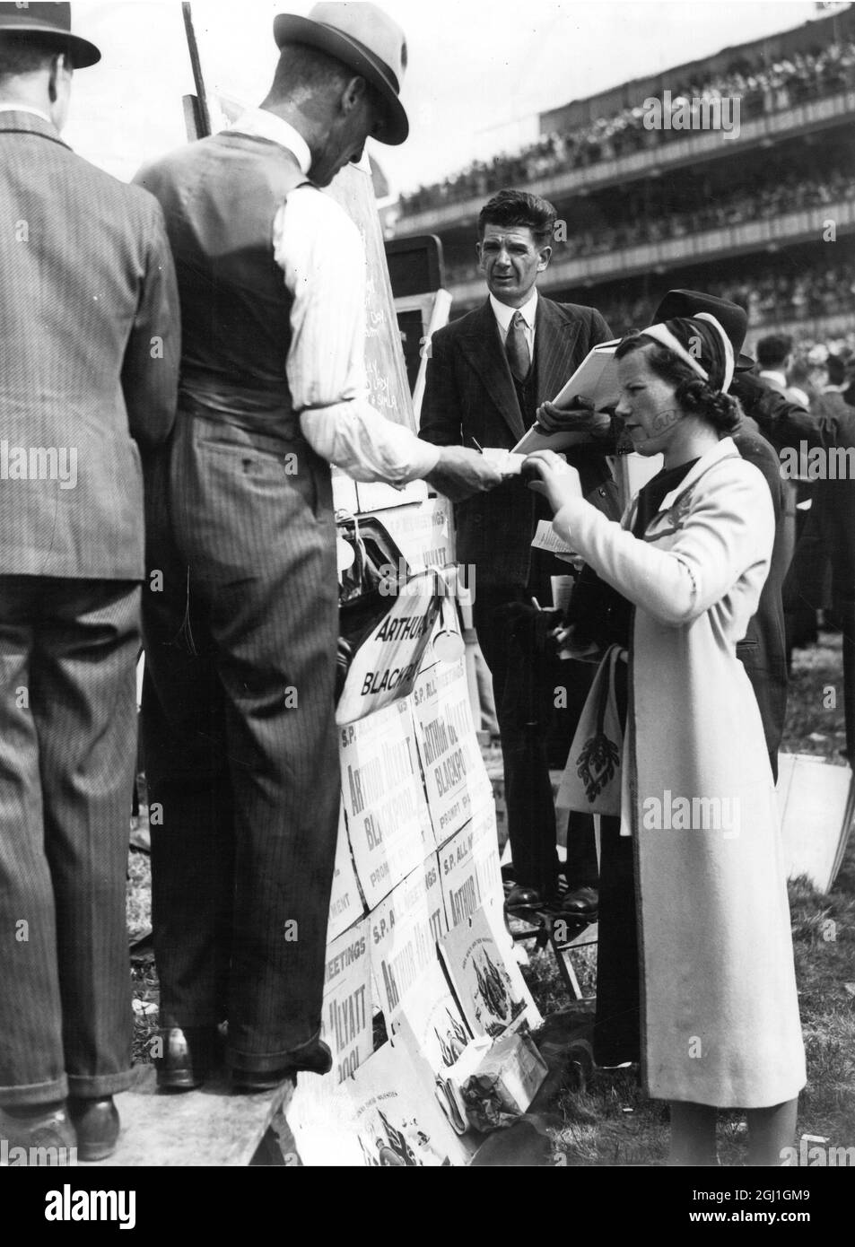 Lady Mary Dunne plaçant un pari. 2ème jour d'Ascot , 1937 Banque D'Images