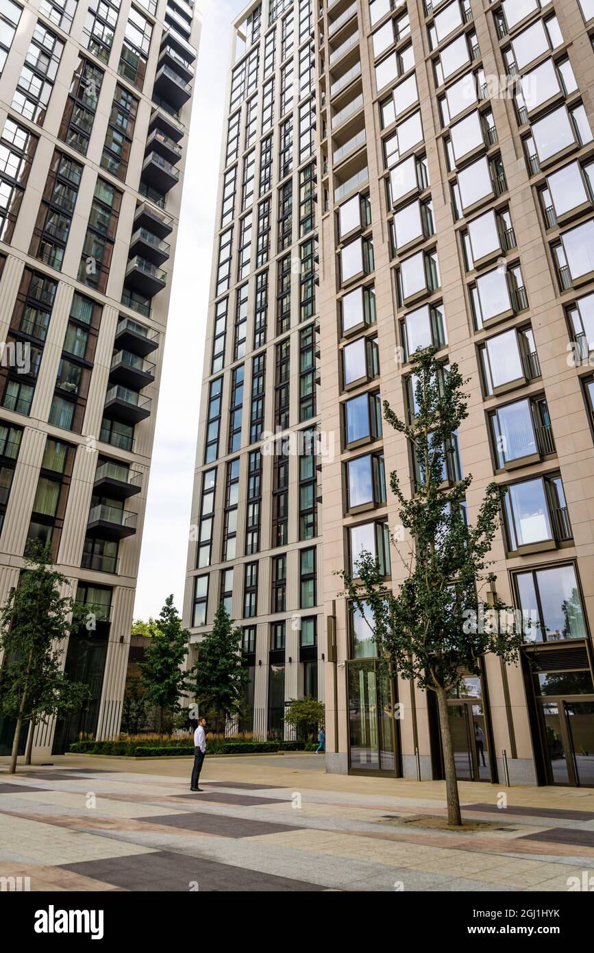Nouveau développement à usage mixte de luxe comprenant des appartements, des bureaux et des espaces de vente au détail, Southbank place, Londres, Angleterre, Royaume-Uni Banque D'Images