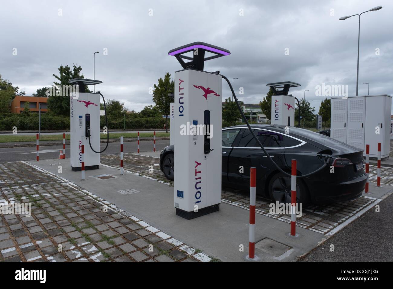 Forli, Italie - 27 août 2021 : un cliché statique d'une charge de traction intégrale longue portée à double moteur Tesla modèle 3 noir solide à la station de charge rapide Ionity DC Banque D'Images