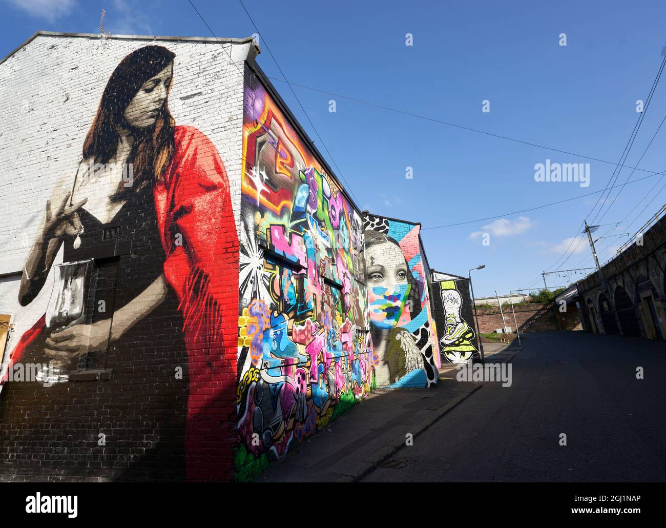 Superbes peintures murales sur les bâtiments le long d'Eastvale place près de SWG3 à Glasgow, en Écosse. Banque D'Images