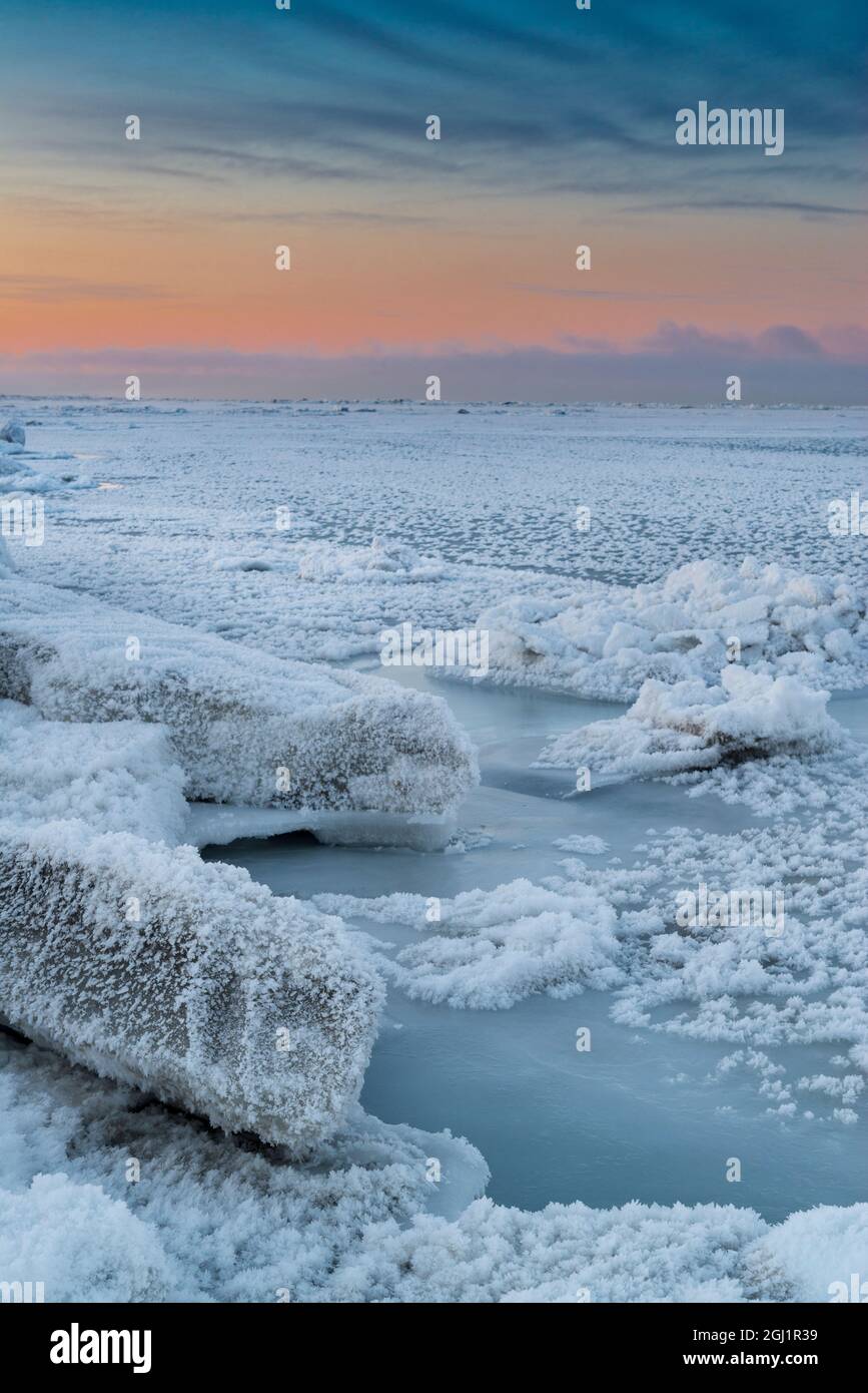 Coucher de soleil panoramique vertical de Pancake et frasil Ice and Pressure Ridges, Barrow, Alaska, États-Unis. Banque D'Images