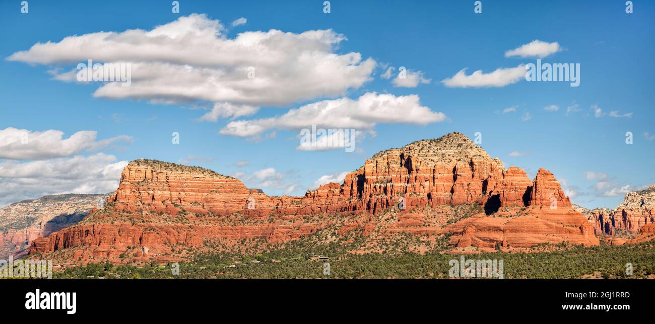 États-Unis, Arizona, Sedona, vue panoramique de Twin Buttes et les Nuns Banque D'Images