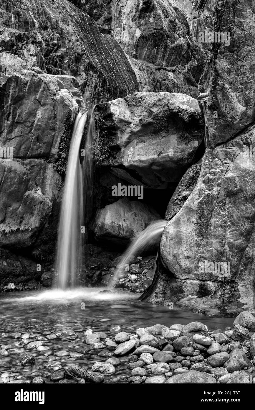 États-Unis, Arizona. Image noir et blanc. Chute d'eau horizontale de Clear Creek Canyon, parc national du Grand Canyon. Banque D'Images