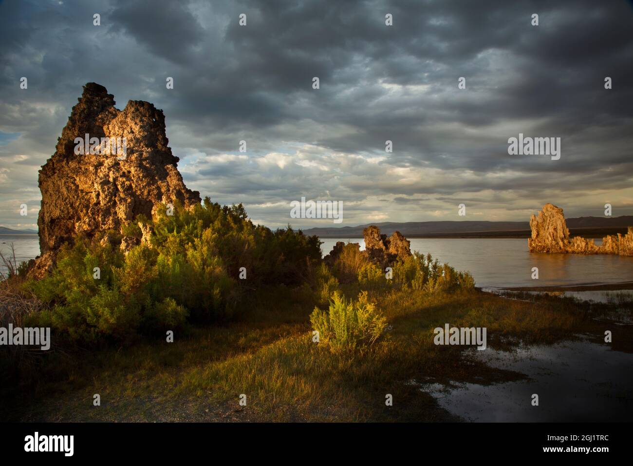 Lever du soleil sur les formations tufa, Lac Mono, Californie Banque D'Images