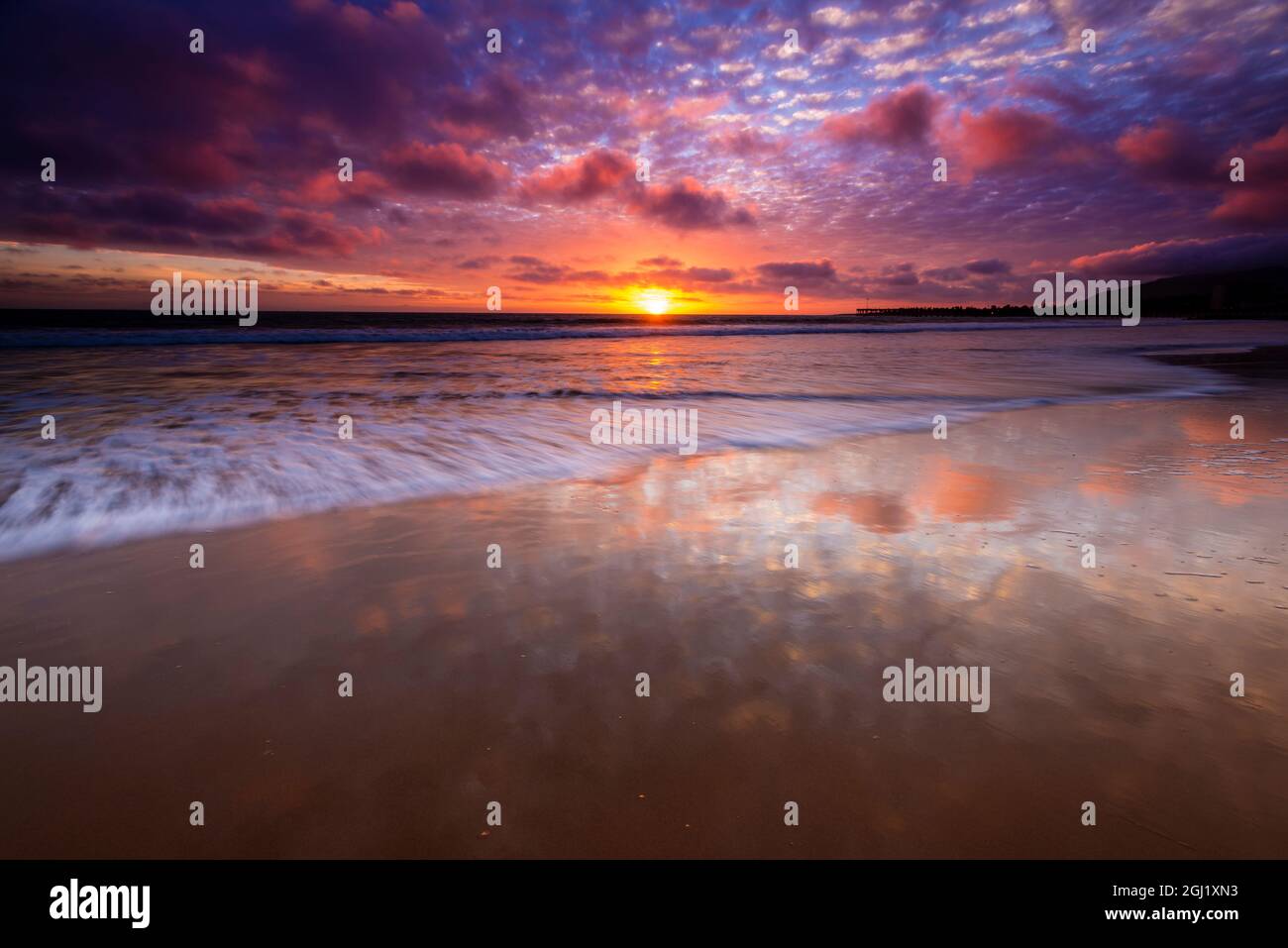 Coucher de soleil sur les îles de la Manche à partir de la plage d'état de Ventura, Ventura, Californie, USA Banque D'Images