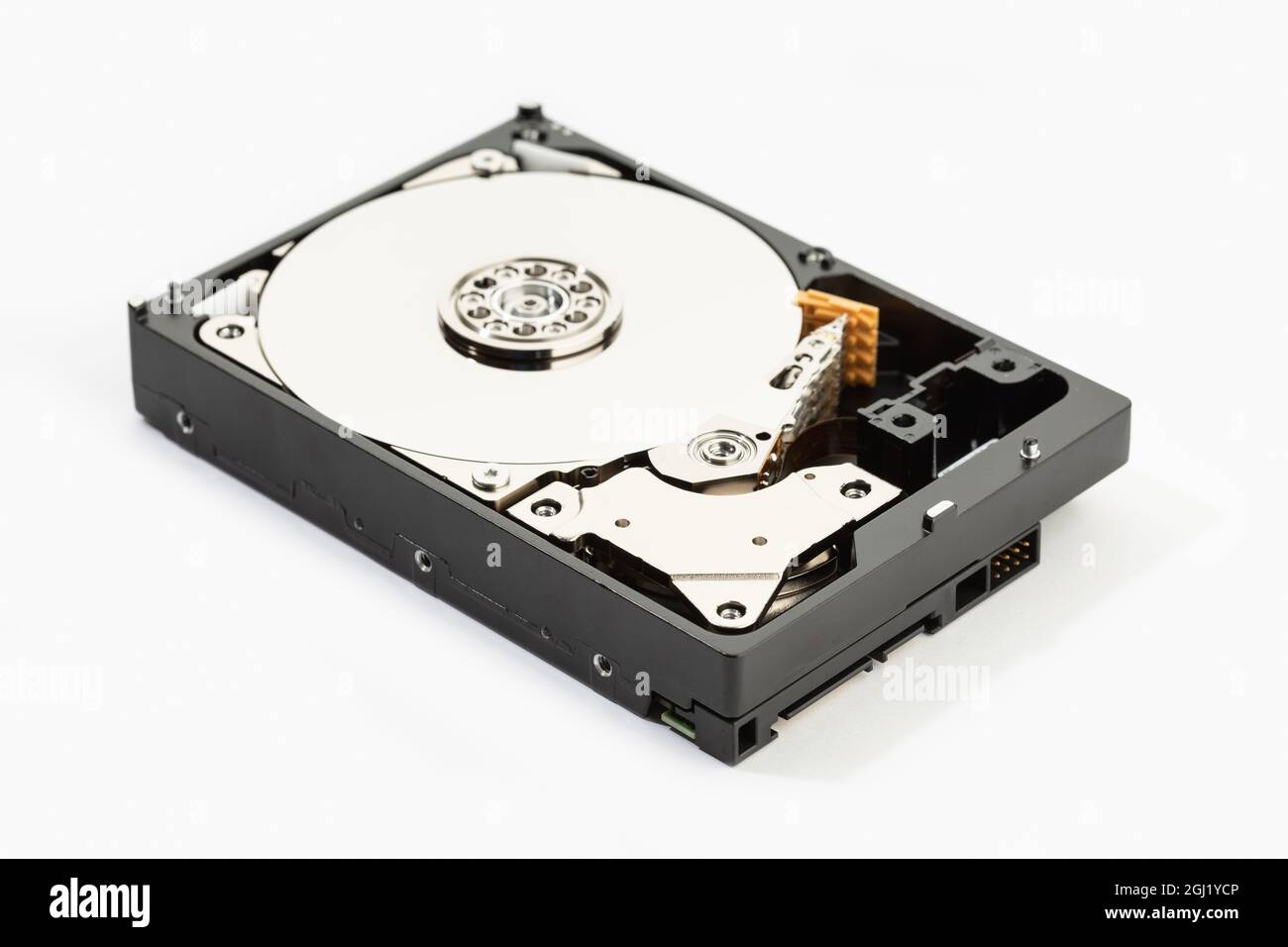 Ouvrez le disque dur isolé sur fond blanc. Stockage de données matérielles Banque D'Images