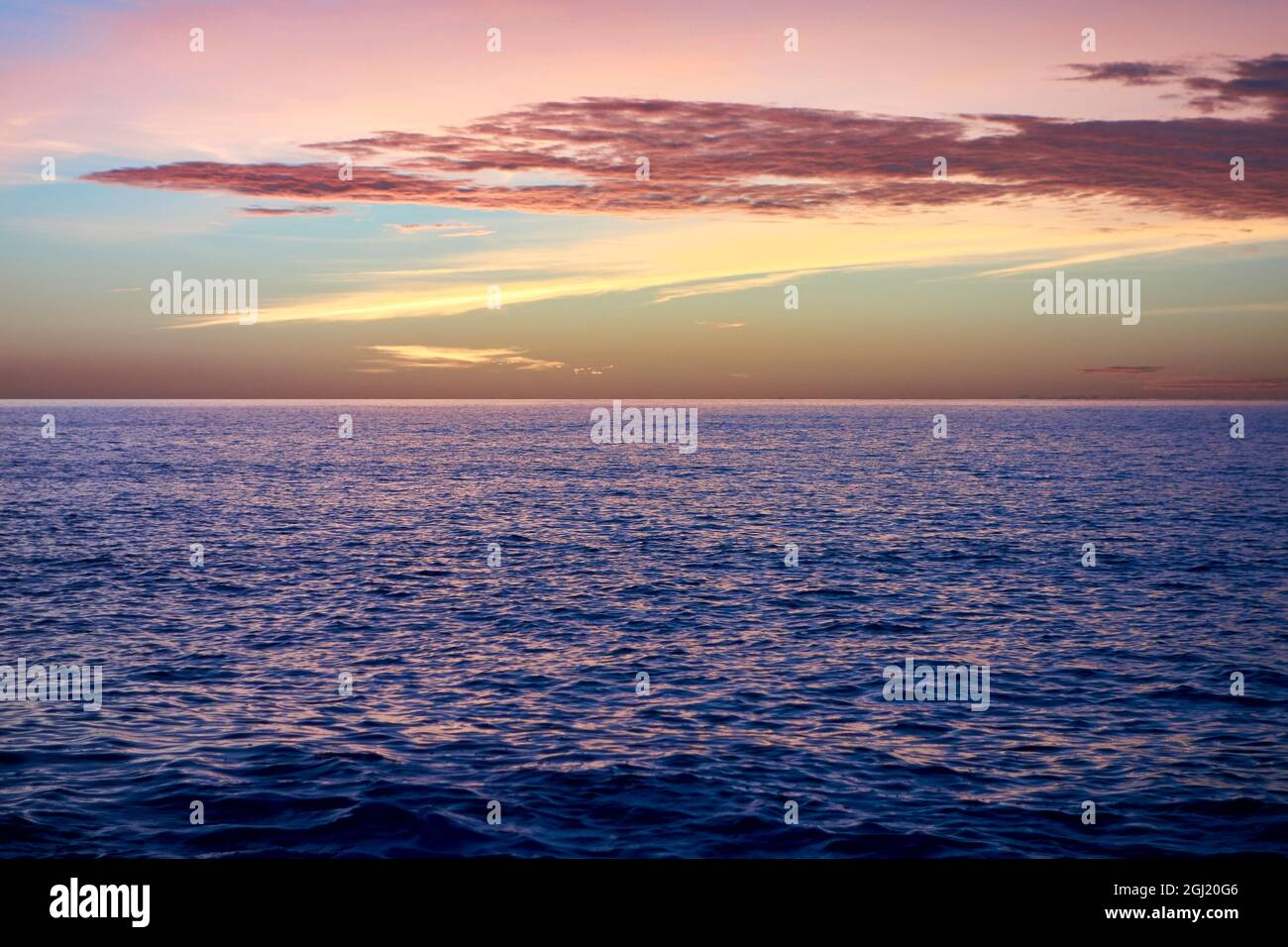 États-Unis, Floride, île de Sanibel, coucher de soleil sur le golfe du Mexique. Sanibel est une île-barrière connue pour ses coquillages et la Ding Darling National Wildlif Banque D'Images