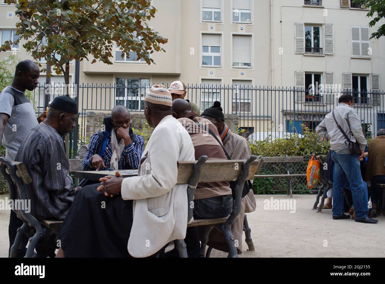 Hommes d'Afrique de l'Ouest, en robe traditionnelle, jouer aux échecs, Square Léon, la Goutte Dor, Paris, 75018, France Banque D'Images