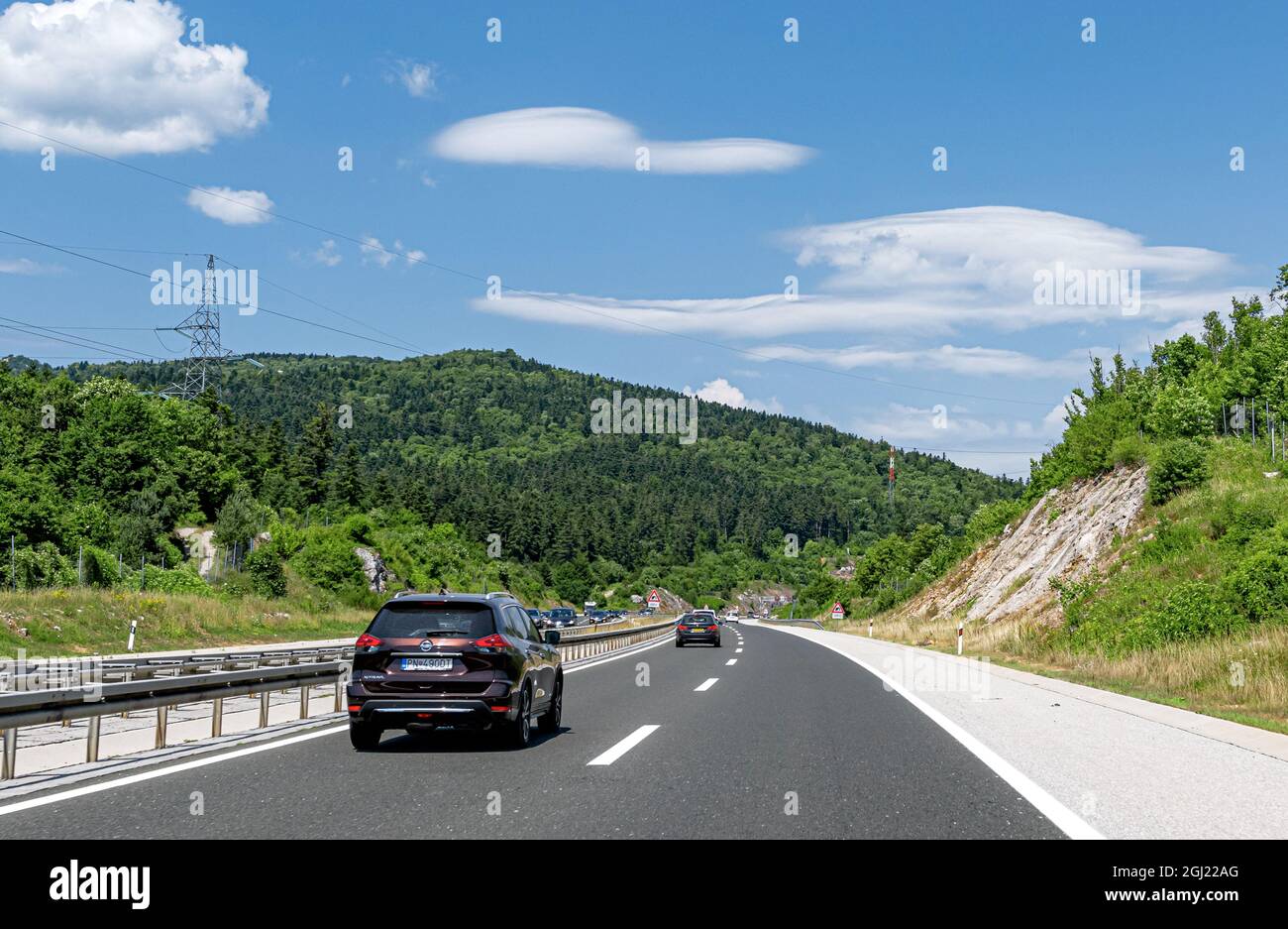 Nissan X-Trail sur l'autoroute à Zadar, Croatie. Banque D'Images