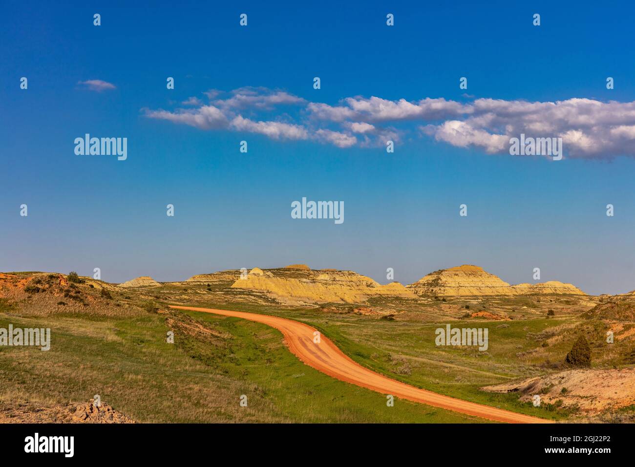 East River Road, dans les prairies nationales du petit Missouri, Dakota du Nord, États-Unis. Banque D'Images