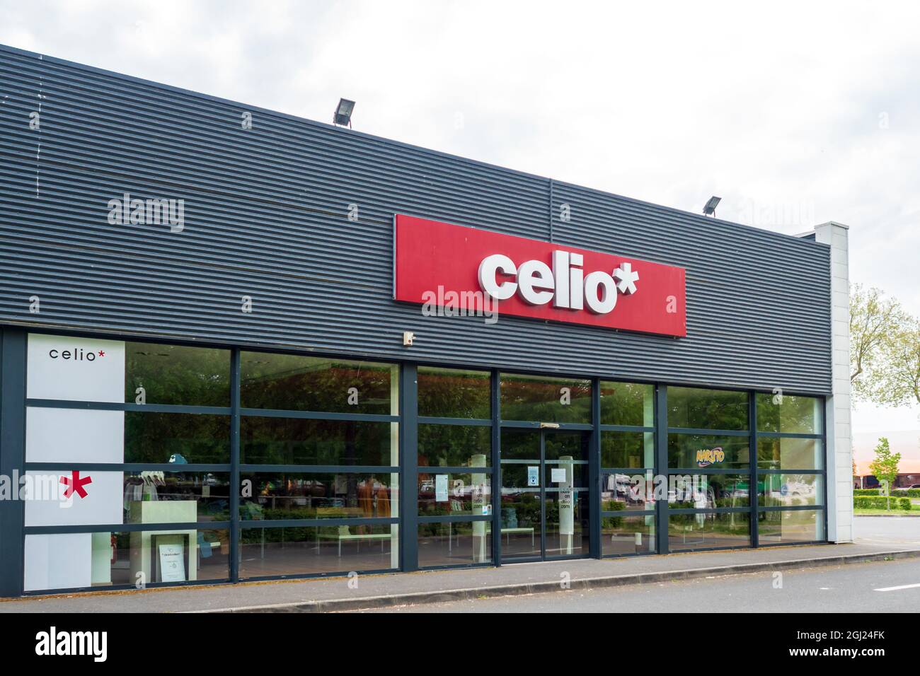 FLECHE, FRANCE - 31 juillet 2021 : gros plan d'une façade de magasin de LA marque CELIO, en France, par un jour nuageux Banque D'Images