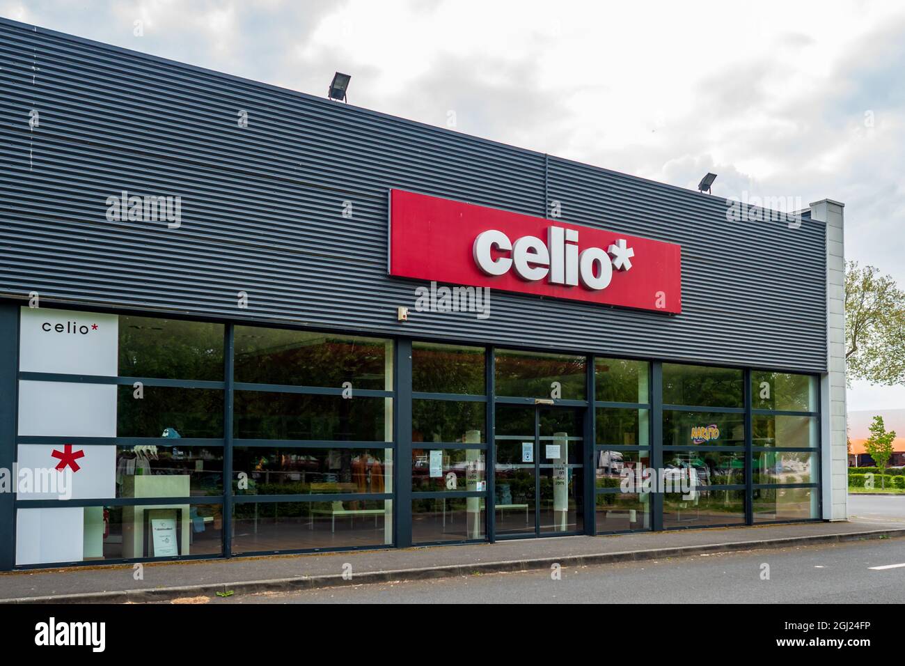 LA FLECHE, FRANCE - 03 juillet 2021 : gros plan d'une façade de magasin de LA marque CELIO, en France, par une journée nuageux Banque D'Images