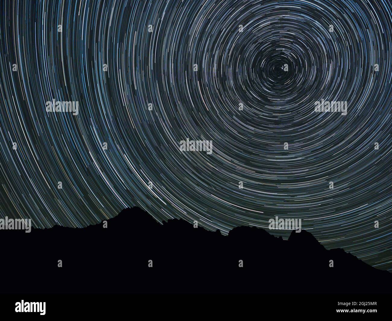 WA, Alpine Lakes Wilderness, Ingalls Pass, Star Trails autour de Polaris Banque D'Images