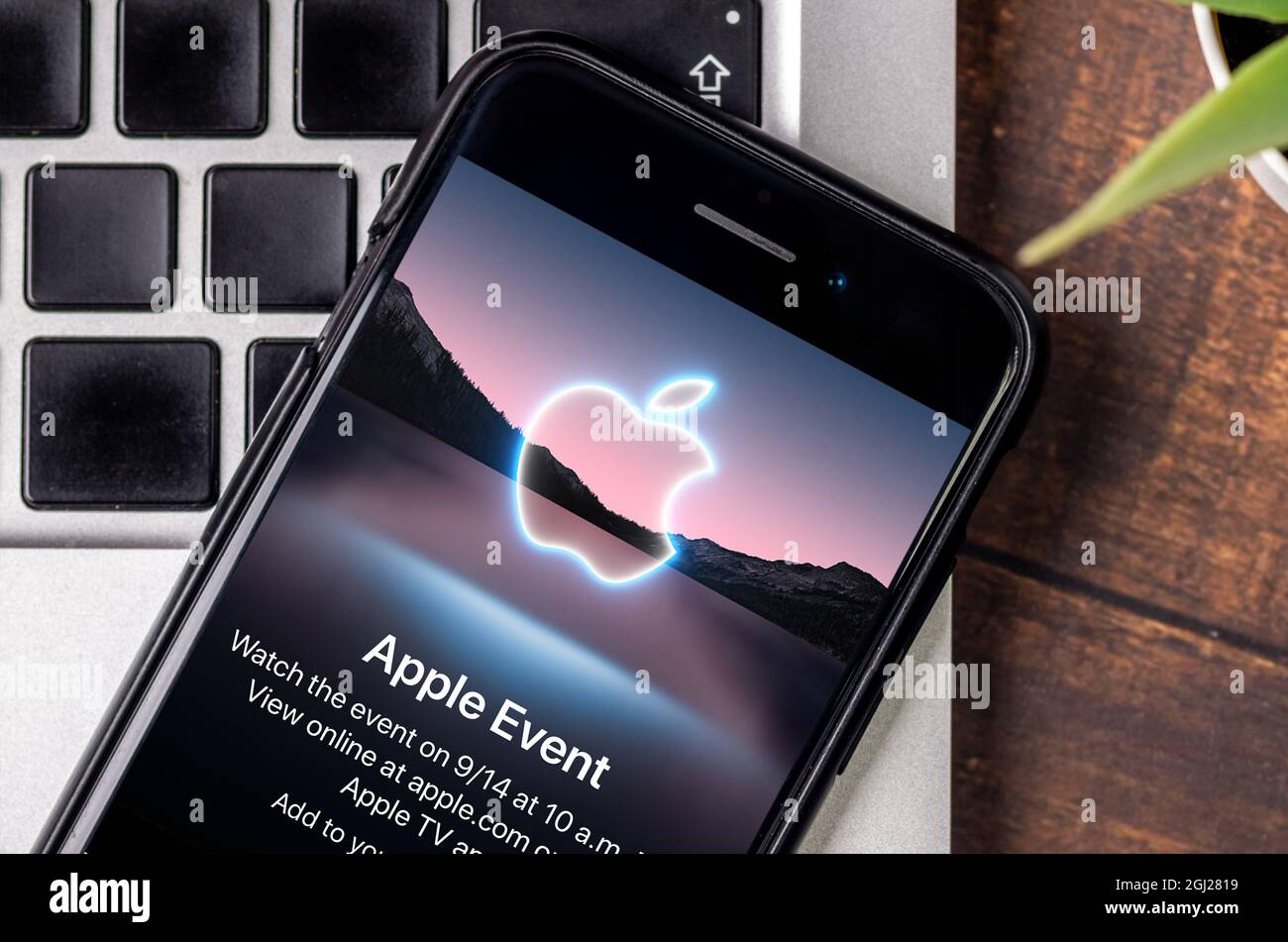 Antalya, Turquie - 8 septembre 2021 : iPhone avec logo Apple 2021 à l'écran. Banque D'Images