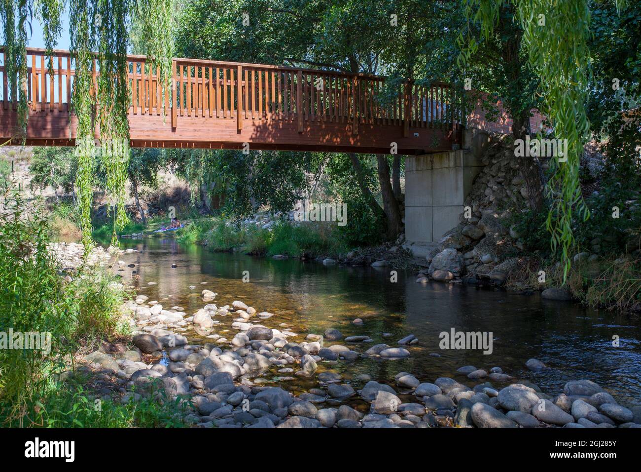 Pont piétonnier en bois à l'aire de jeux de la rivière Ambroz, Abadia, Cáceres, Extremadura, Espagne Banque D'Images