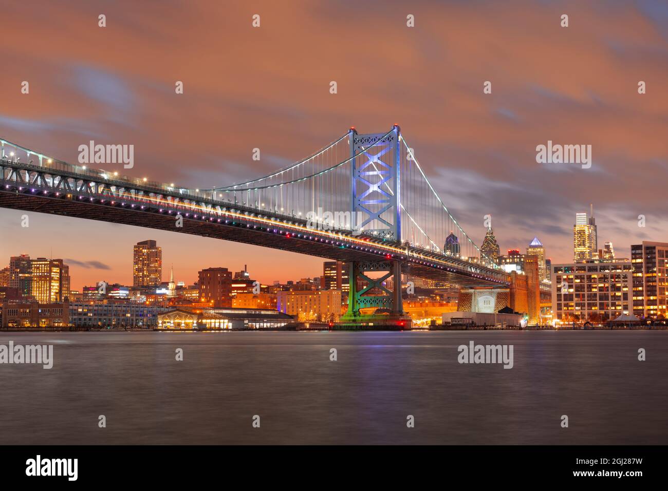 Philadelphie, Pennsylvanie, USA Skyline sur la rivière Delaware avec Ben Franklin Bridge at night. Banque D'Images