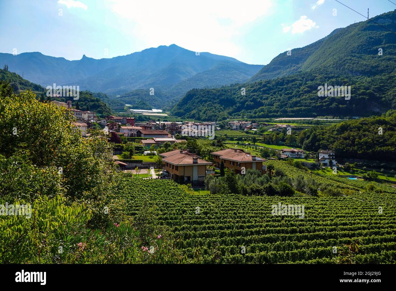 La ville de Drena près, Château de Drena, Trento, lacs italiens, Italie Banque D'Images