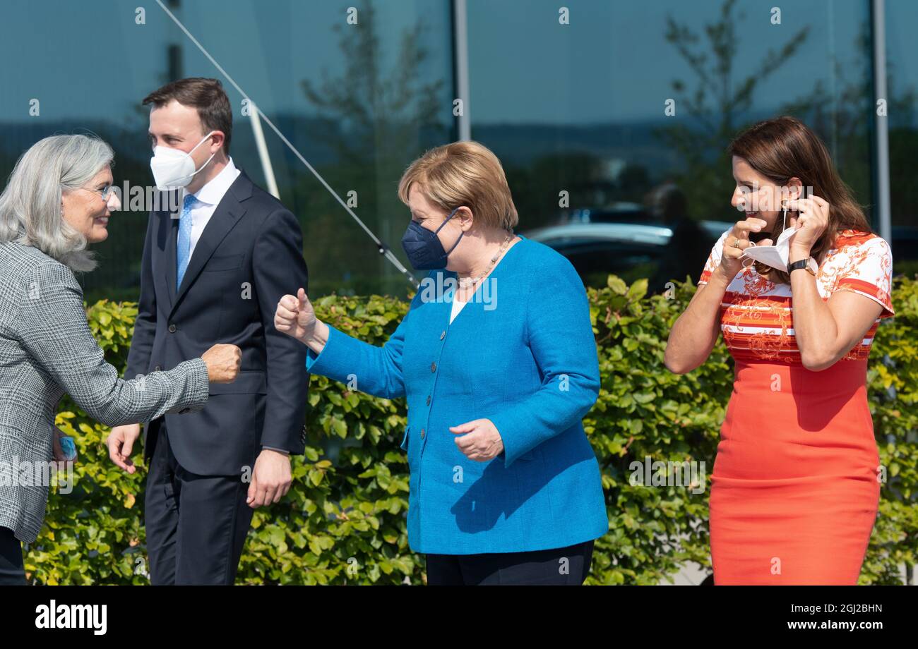 Iserlohn, Allemagne. 08 septembre 2021. La Chancelière fédérale Angela Merkel (CDU, 2e à partir de la droite) et Paul Ziemiak, Secrétaire général de la CDU, arrivent pour une visite de la société Medice Arzneimittel Pütter et accueillent Bärbel Pütter (l) et Katja Pütter-Ammer, Managing Partner. Credit: Bernd Thissen/dpa/Alay Live News Banque D'Images